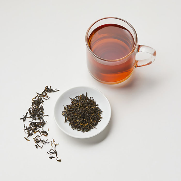 Ở phương Đông hay Trung Quốc, trà đen được gọi là hong cha (hay trà đỏ) do màu đỏ (hổ phách) của nước trà. 