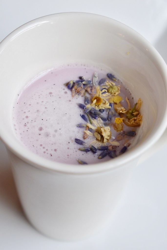 Cách pha trà hoa cúc ngủ ngon cùng hoa oải hương và sữa hạnh nhân
